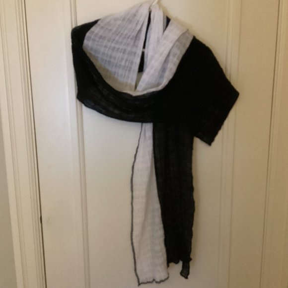 Versatile black & white linen wrap - made in Canada - Picture 1 of 4